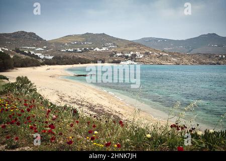 Foto des Mykonos Strandes auf der griechischen Insel Stockfoto