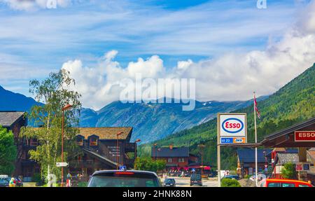 Typisches Stadtbild von Lom in Norwegen Hotels Tankstellen Straßen. Stockfoto