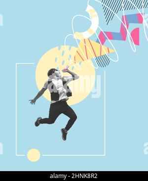 Aufgeregter junger Mann, Sänger, der am Mikrofon auf blauem Hintergrund mit geometrischem Muster singt. Modernes Design. Konzeptuelle, zeitgenössische Kunstcollage Stockfoto