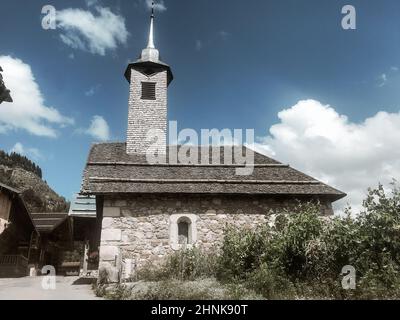 Traditionelle Kirche im Dorf Chinaillon, dem Grand-Bornand Stockfoto