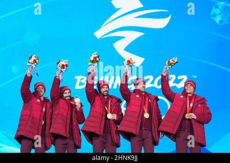 Peking, China. 17th. Februar 2022. Die Goldmedaillengewinnerin Team Canada stellt sich während der Preisverleihung der Kurzstrecken-Eisschnelllauf-Staffel 5000m auf dem Beijing Medals Plaza der Olympischen Winterspiele in Peking, der Hauptstadt Chinas, am 17. Februar 2022 vor. Quelle: Ju Huanzong/Xinhua/Alamy Live News Stockfoto