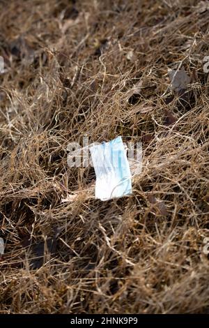 Maske Wurf auf dem Boden Stockfoto