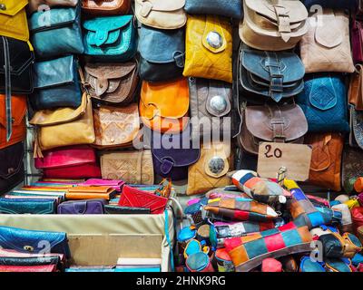 Handgemachte bunte Ledertaschen und -Geldbörsen auf dem traditionellen Souk - Straßenmarkt in Marokko Stockfoto