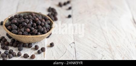 Keramikschale aus trockener schwarzer Kichererbse aus Apulien und Basilikata in Italien auf grauem Tisch mit Kopierraum, Nahaufnahme Stockfoto