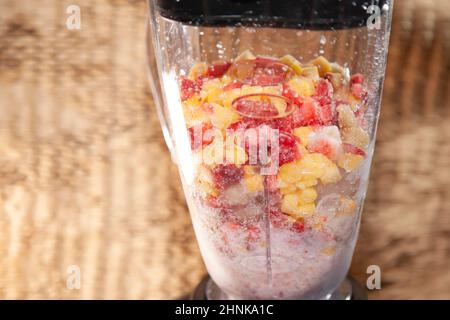 Früchte und Eis mischen Stockfoto