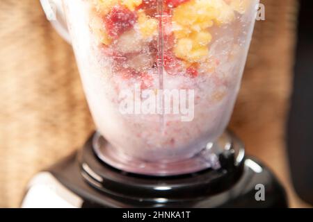 Früchte und Eis mischen Stockfoto