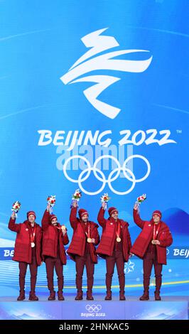 PEKING, 17. Februar 2022 (Xinhua) -- die Goldmedaillengewinnerin Team Canada posiert während der Preisverleihung der Männer-Kurzbahn-Eisschnelllauf-Staffel 5000m auf dem Beijing Medals Plaza der Olympischen Winterspiele in Peking, der Hauptstadt Chinas, am 17. Februar 2022. (Xinhua/Yang Lei) Stockfoto