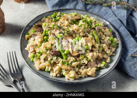 Hausgemachter italienischer Spargel und Pilzrisotto mit Thymian Stockfoto