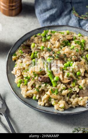 Hausgemachter italienischer Spargel und Pilzrisotto mit Thymian Stockfoto