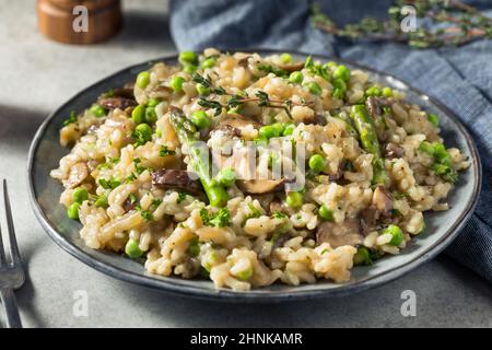 Hausgemachter italienischer Spargel und Pilzrisotto mit Thymian Stockfoto