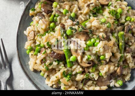 Hausgemachter italienischer Spargel und Pilzrisotto mit Thymian Stockfoto