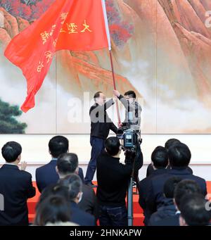 (220217) -- PEKING, 17. Februar 2022 (Xinhua) -- Huang Kunming, Mitglied des Politbüros des Zentralkomitees der Kommunistischen Partei Chinas (KPCh) und Leiter der Öffentlichkeitsarbeit des Zentralkomitees der KPCh, Nimmt an einer Zeremonie Teil, bei der eine intensive Medienberichterstattung über die Errungenschaften Chinas im Museum der Kommunistischen Partei Chinas in Peking, der Hauptstadt Chinas, am 17. Februar 2022 gestartet wird. (Xinhua/Yao Dawei) Stockfoto