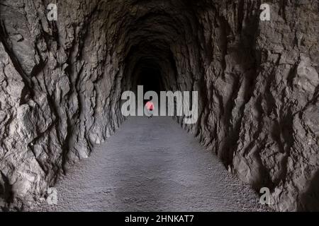 Frau im dunklen Tunnel Stockfoto