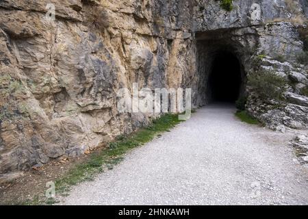 Dunkler Tunnel im Stein Stockfoto