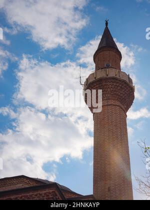 Alanya, türkei, Winterspaziergang am mittelmeer. Blick vom Hügel in Alanya. Mittelalterliche Festung in der Stadt Alanya, alte Moschee aus dem 13th. Jahrhundert Stockfoto