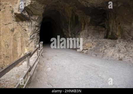 Dunkler Tunnel im Stein Stockfoto