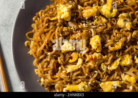 Homemand trendy Instant Ramen Noodle Stir Fry mit Eiern und Sojasoße Stockfoto