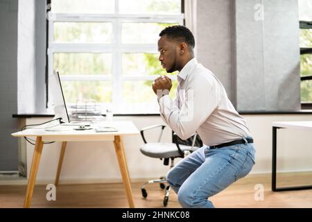 Übung Im Büro. Setzen Sie Sich An Der Rezeption Stockfoto