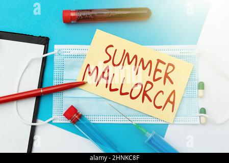 Schreiben Anzeige Text Sommer Mallorca, Geschäftsidee die Ferienzeit auf den Balearen in Spanien verbringen präsentiert Infektionsmedizin, Gat Stockfoto