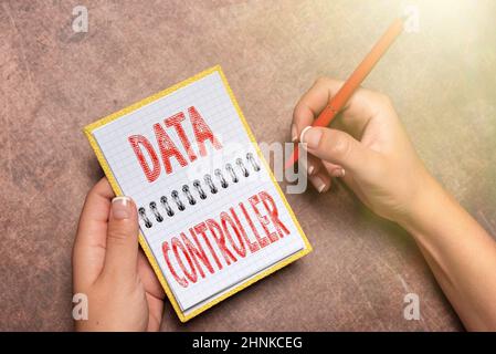 Inspiration showing sign Data Controller, Business Overview Person, die die Zwecke der Daten zur Verarbeitung der neuen Vertragsunterzeichnung festlegt Home Insura Stockfoto