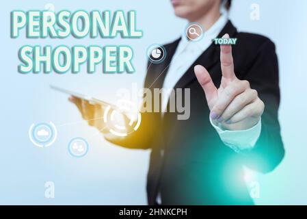 Text mit Inspiration Personal Shopper, Business-Ansatz Person, die bezahlt wird, um einem anderen zu helfen, Waren kaufen Frau in Anzug Holding Tablet Sho Stockfoto