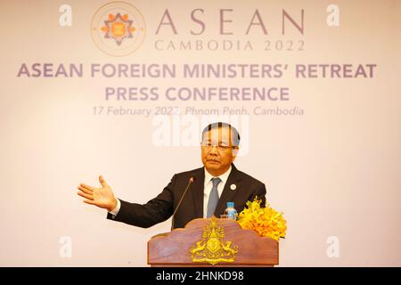 Phnom Penh, Kambodscha. 17th. Februar 2022. Der kambodschanische Außenminister Prak Sokhonn nimmt am 17. Februar 2022 an einer Pressekonferenz in Phnom Penh, Kambodscha, Teil. Die Außenminister der Vereinigung südostasiatischer Nationen (ASEAN) bekräftigten am Donnerstag ihre Zusage, die vollständige und effektive Umsetzung des Handelsabkommens Regionale umfassende Wirtschaftspartnerschaft (RCEP) sicherzustellen, das am 1. Januar in Kraft trat, sagte Sokhonn. Quelle: Sovannara/Xinhua/Alamy Live News Stockfoto