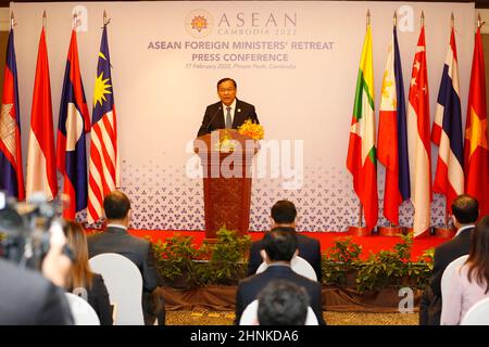 Phnom Penh, Kambodscha. 17th. Februar 2022. Der kambodschanische Außenminister Prak Sokhonn spricht während einer Pressekonferenz am 17. Februar 2022 in Phnom Penh, Kambodscha. Die Außenminister der Vereinigung südostasiatischer Nationen (ASEAN) bekräftigten am Donnerstag ihre Zusage, die vollständige und effektive Umsetzung des Handelsabkommens Regionale umfassende Wirtschaftspartnerschaft (RCEP) sicherzustellen, das am 1. Januar in Kraft trat, sagte Sokhonn. Quelle: Sovannara/Xinhua/Alamy Live News Stockfoto