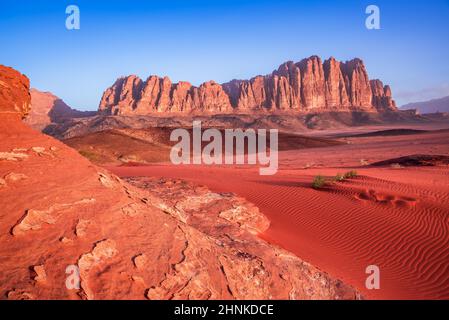 Wadi Rum, Jordanien. El Qattar Berg im Tal des Mondes, Arabia Wüste. Stockfoto