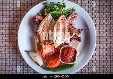 Gegrillte Lammfleischspieße, Shish Kebab traditionelles jordanisches Gericht in Wadi Musa, Draufsicht. Stockfoto