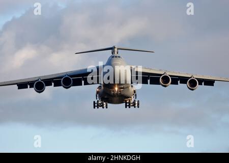 87-0031 Lockheed C-5M Super Galaxy 493rd AW bei Ankunft in RAF Mildenhall Suffolk, Großbritannien Stockfoto