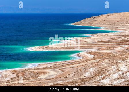 Totes Meer, Jodran. Blick auf die Küste des Toten Meeres mit Salzkristallen im Sonnenlicht, salzige Küste. Stockfoto