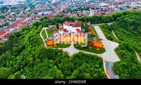 Brasov, Rumänien. Erstaunlich beleuchtete Luftaufnahme der Zitadelle, mittelalterliche Festung in Siebenbürgen Stockfoto