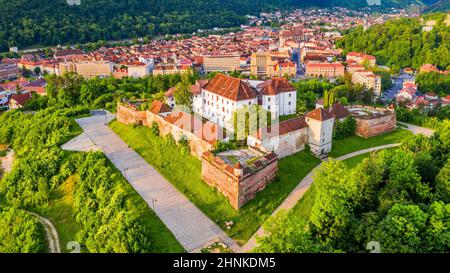 Brasov, Siebenbürgen. Lebendige Sonnenaufgang Luftaufnahme von der Zitadelle, mittelalterliche Festung in Rumänien. Stockfoto