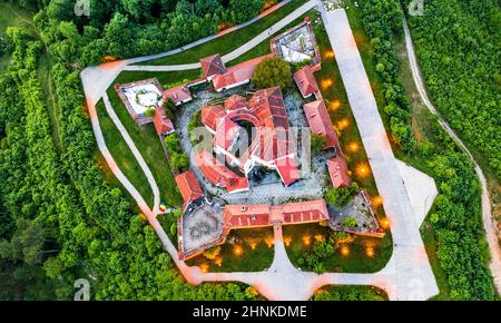 Brasov, Siebenbürgen. Atemberaubende Sonnenuntergang Luftaufnahme der Zitadelle, mittelalterliche Festung in Rumänien Stockfoto