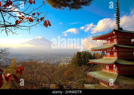 Wunderschöne Herbstlandschaft der Roten Pagode Chureito die berühmte Touristenattraktion in fujinomiya Stadt und Berg Fuji bei Sonnenuntergang in Yamanashi Präfektur, Japan Stockfoto