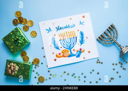 Hanukkah-Symbole flach liegen. Traditionelles jüdisches Grußkartendesign mit fröhlichem chanukka-Herzlichen Glückwunsch. Menorah mit david-Star, Pitta-Brot Stockfoto