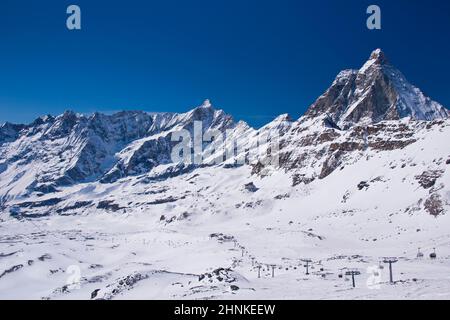 Blick vom Plateau Rosa über das Matterhorn-Tal und seine Hänge Stockfoto