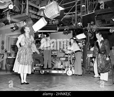 LUCILLE BALL UND DESI ARNAZ IN I LOVE LUCY (1951). Kredit: CBS-TV / Album  Stockfotografie - Alamy