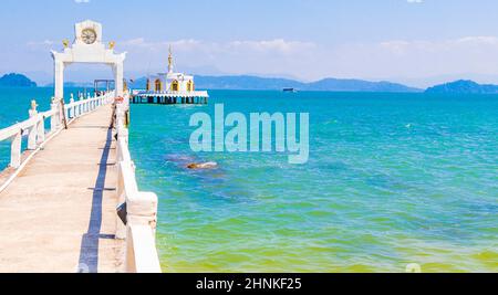 Thai Tempel im Wasser und Paradies Koh Phayam Thailand. Stockfoto