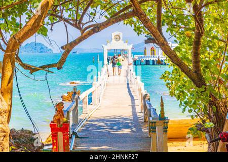 Thai Tempel im Wasser und Paradies Koh Phayam Thailand. Stockfoto
