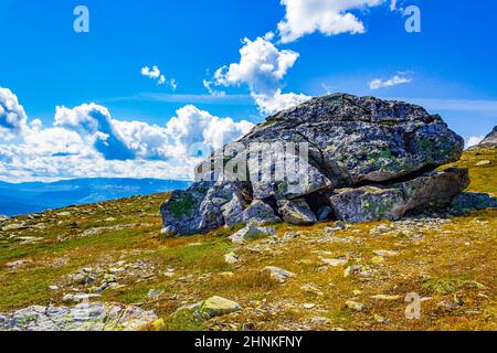 Großer Felsen in der atemberaubenden norwegischen Landschaft auf dem Gipfel in Vang i Valdres Norwegen. Stockfoto