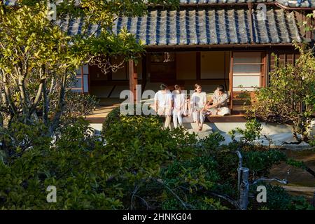 Drei Generationen Japanische Familie Auf Der Veranda Sitzen Stockfoto