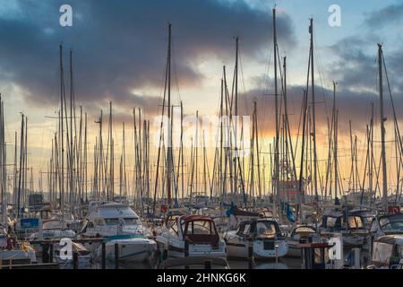 Bootssteg mit Yachten auf einem Pier am Morgen Stockfoto