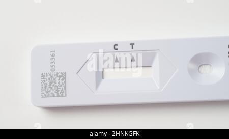 Schnelltest für Corona oder Covid-19. Test zum Nachweis spezifischer Antikörper IgM und IgG gegen das neuartige Coronavirus SARS-CoV-2, das die Covid-19-Krankheit verursacht Stockfoto