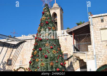 Mi'ilya. Israel. Arabisch-christliches Dorf im Norden Israels. Kirche der Heiligen Maria Magdalena. Kirchenhof und traditioneller Weihnachtsbaum während der Feiertage. Stockfoto