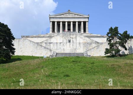 Das Walhalla-Denkmal in Donaustauf bei Regensburg wurde 1842 eingeweiht. In der Hall of Fame befinden sich Marmorbüsten bedeutender germanischer Persönlichkeiten. Stockfoto