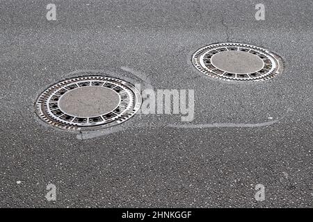 Detailansicht auf asphaltierten Oberflächen verschiedener Straßen und Straßen mit Rissen Stockfoto