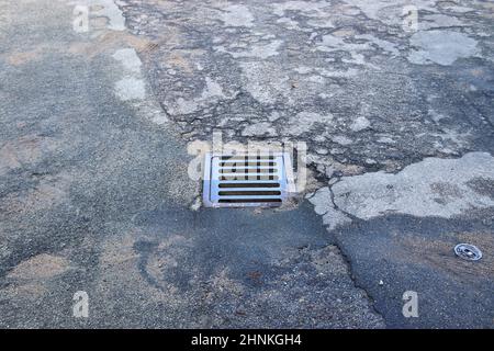 Detailansicht auf asphaltierten Oberflächen verschiedener Straßen und Straßen mit Rissen Stockfoto