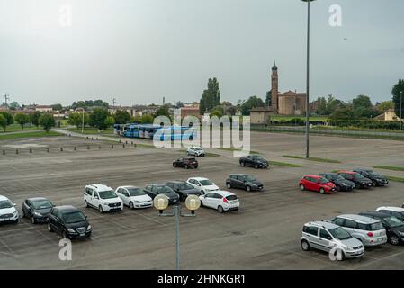 Halb leerer Parkplatz Stockfoto