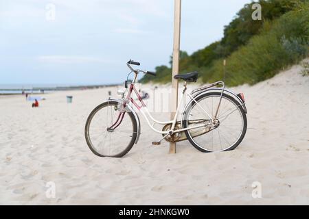 Fahrrad am Strand der polnischen Ostsee bei Kolobrzeg Stockfoto